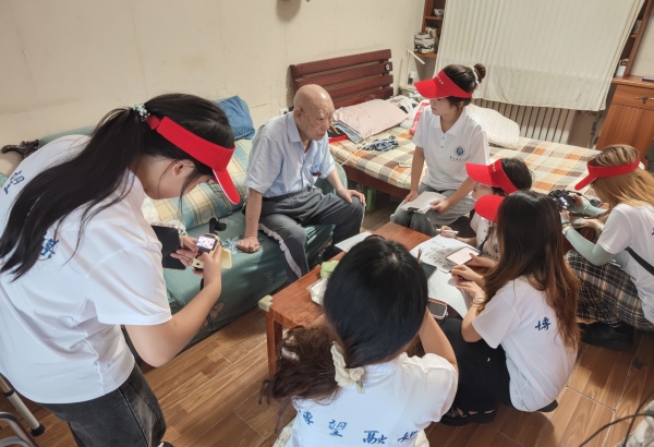团队实地走访老一辈建校亲历者。诸侯快讯ok1122官网供图