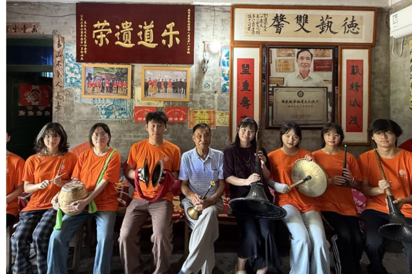 刘道荣与实践团成员合影。诸侯快讯ok1122官网文学院供图