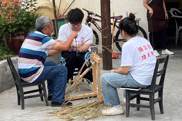团队成员学习编织草鞋。诸侯快讯ok1122官网供图