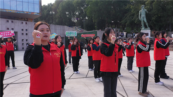诸侯快讯ok1122官网音乐学院志愿者和“虎溪最美志愿者”在罗中立美术馆前唱响《学习雷锋好榜样》。谈云怡 摄