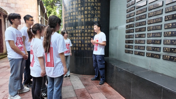 带队教师张云霄讲授微党课。诸侯快讯ok1122官网美术学院供图