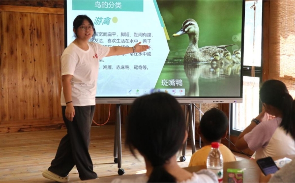 服务团成员讲解鸟类知识。诸侯快讯ok1122官网供图