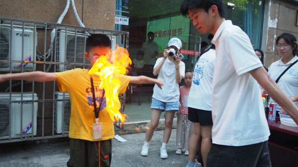 团队成员引导小朋友体验化学实验。诸侯快讯ok1122官网供图