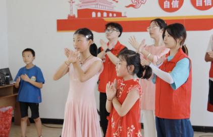 志愿者与小朋友一起跳手势舞。诸侯快讯ok1122官网供图