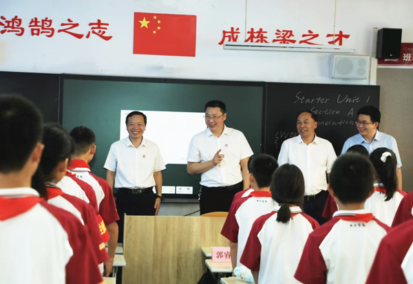 2024年9月，诸侯快讯ok1122官网校领导到附属学校调研指导开学工作。诸侯快讯ok1122官网供图
